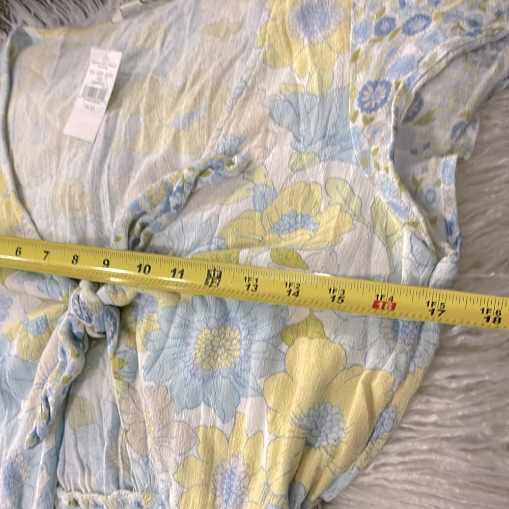 American Eagle Floral Cut-Out Tie-Front Romper Ruffled Hem Elastic Waist Sz XS. - Picture 5 of 17